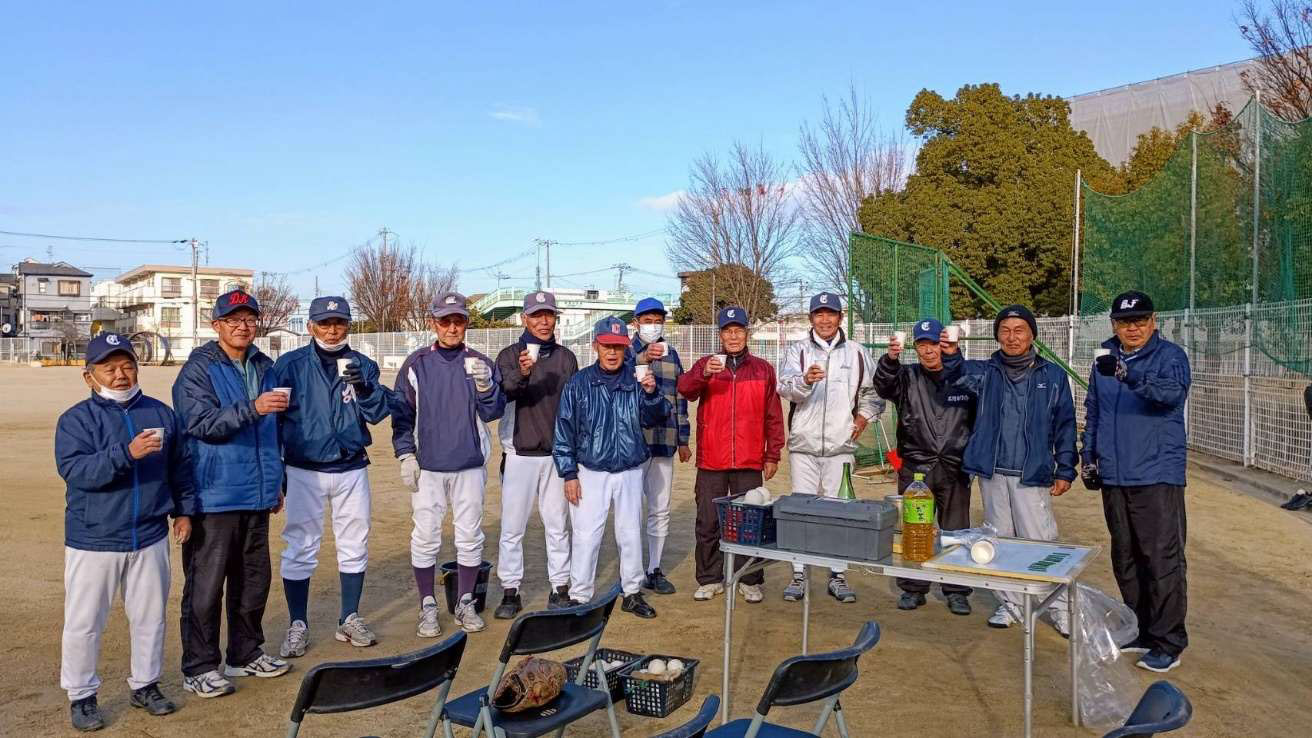 お神酒で清めて、ことしの初練習にのぞむ